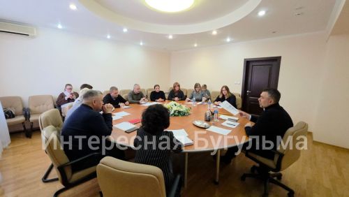 Глава Бугульминского района, мэр Бугульмы Дамир Фаттахов 4 ноября весь праздничный день общается с жителями