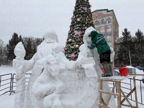 На центральной площади к завершению подходят работы по созданию фигур Деда Мороза и Снегурочки