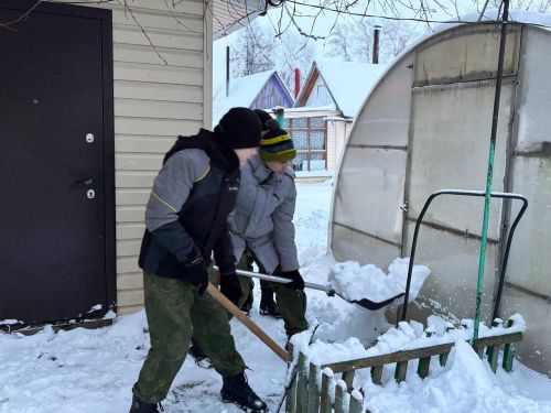 Кадеты из Бугульмы помогли с уборкой двора ветерану труда