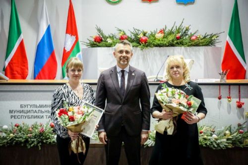 Заслуги, труд и талант: Дамир Фаттахов вручил награды бугульминцам