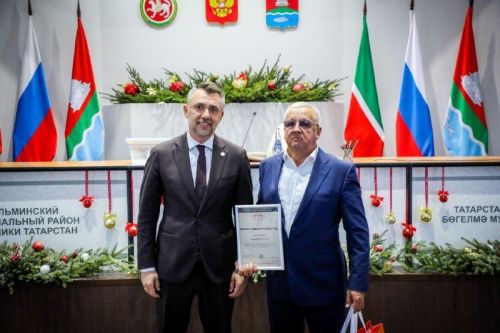 Заслуги, труд и талант: Дамир Фаттахов вручил награды бугульминцам