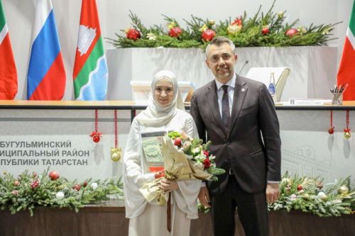 Заслуги, труд и талант: Дамир Фаттахов вручил награды бугульминцам