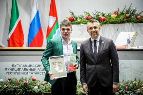 Заслуги, труд и талант: Дамир Фаттахов вручил награды бугульминцам