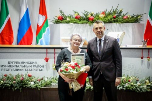 Заслуги, труд и талант: Дамир Фаттахов вручил награды бугульминцам