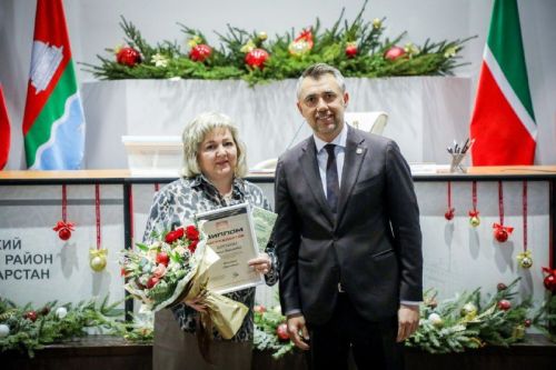 Заслуги, труд и талант: Дамир Фаттахов вручил награды бугульминцам