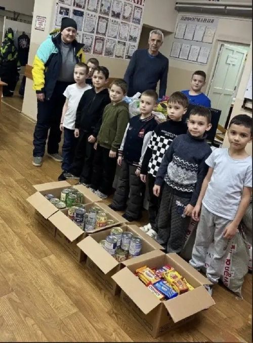 В бугульминской СШ «Юность» собрали новогодние подарки для военнослужащих