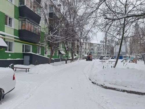 Очистка дворовых территорий в Бугульминском районе продолжается в усиленном режиме