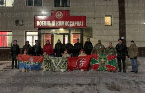 Трое граждан отправились на службу по контракту на торжественном митинге в Бугульме