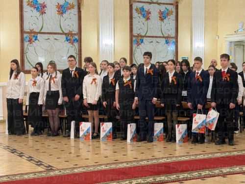 Юным бугульминцам торжественно вручили первые паспорта в День Героев Отечества