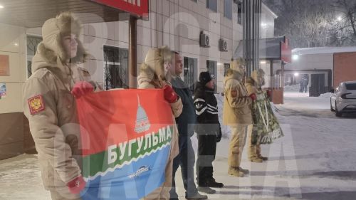 Двое мужчин подписали контракт с Министерством обороны России