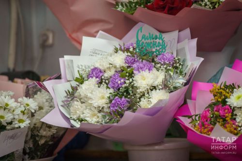 Как выбрать цветы, которые будут долго стоять в вазе