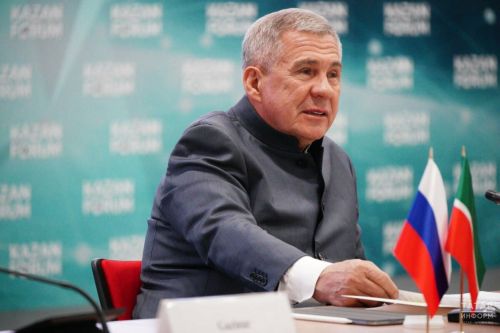 В сети появилось видео с буднями Минниханова на KazanForum