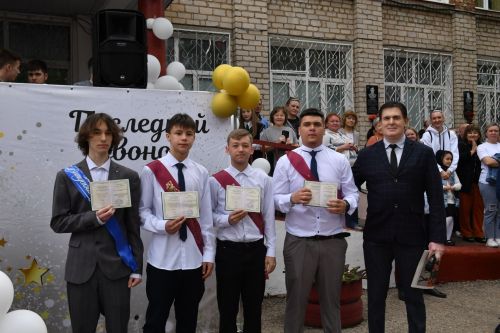 Девятиклассники Бугульмы вместе с аттестатом получили профессию слесаря