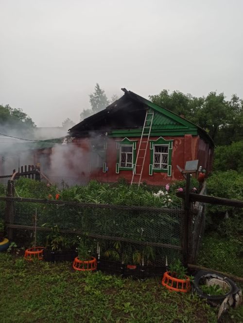В Бугульминском районе загорелся дом