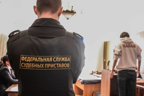Приставы напомнили, кого не выпустят за границу