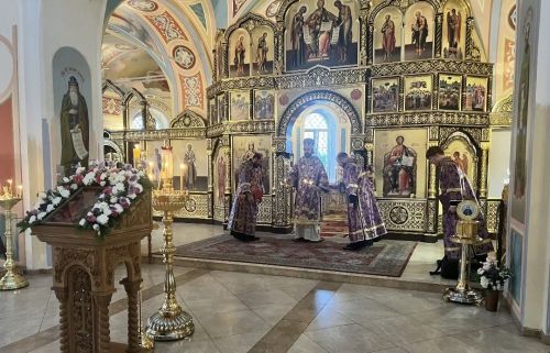 В Казанско-Богородицком монастыре Бугульмы прошло богослужение с чином выноса креста