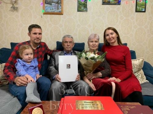 ⠀Супруги Осиповы из Бугульмы в Новый год отметили золотую свадьбу