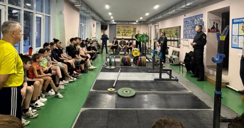 В бугульминской спортшколе «Юность» полицейские провели беседу о дистанционных преступлениях и террористических угрозах