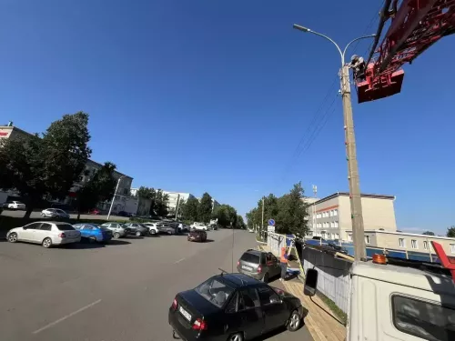 Исправность уличного освещения в Бугульме осенью на первом плане