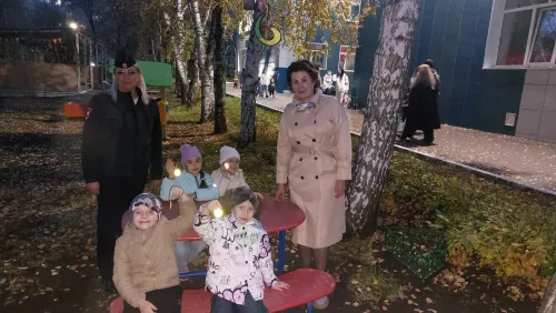 «Стань заметнее!»: дошколята Бугульмы и студия «Zебра» провели яркий флешмоб по безопасности