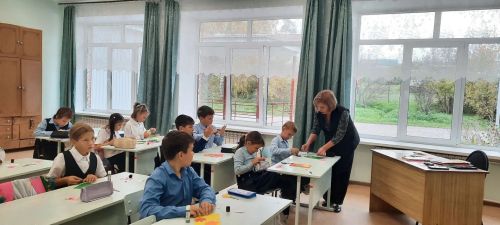 Бөгелмә районында укучылар открыткалар ясадылар
