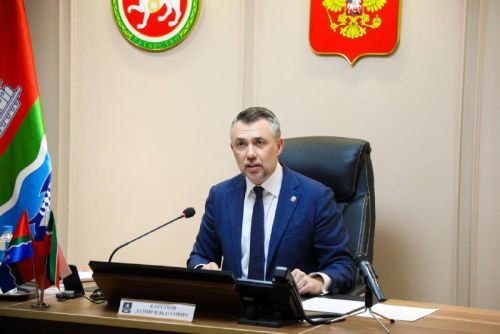 Дамир Фаттахов дал указание усилить контроль за уборкой крыш