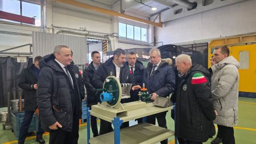 Глава Минпромторга РТ протестировал бугульминские мини-погрузчики и обсудил вопросы экспорта с предприятиями