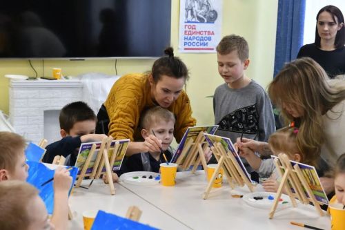 Волонтёры БМЗ подарили детям из «Ялкына» праздник творчества