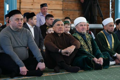 ‎Рустам Минниханов принял участие в праздничном намазе