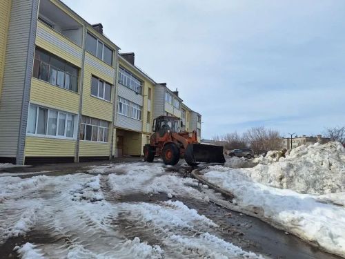 В Бугульме управляющие компании приступили к весеннему ворошению снега на придомовых территориях