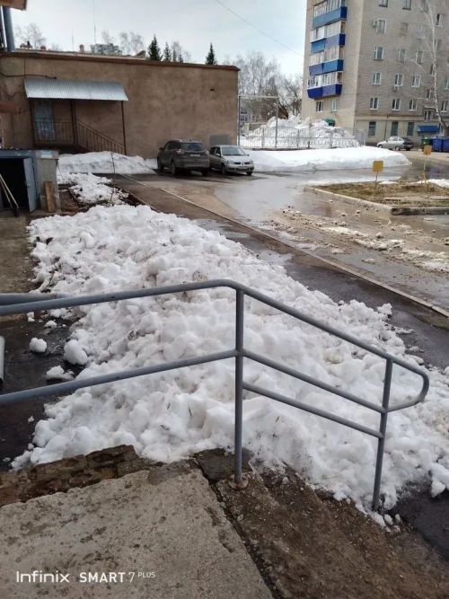 В Бугульме управляющие компании приступили к весеннему ворошению снега на придомовых территориях