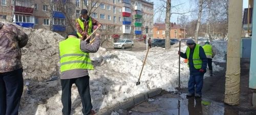 В Бугульме управляющие компании приступили к весеннему ворошению снега на придомовых территориях