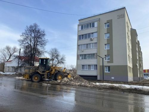 В Бугульме управляющие компании приступили к весеннему ворошению снега на придомовых территориях