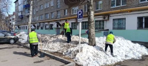 В Бугульме управляющие компании приступили к весеннему ворошению снега на придомовых территориях