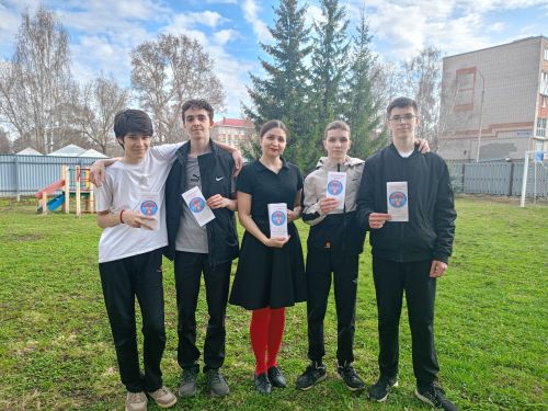 В бугульминском центре «Возрождение» прошла акция «Обниму голосом» о детском телефоне доверия