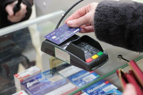 Юрист напомнил, какое наказание может ждать за использование найденной банковской карты