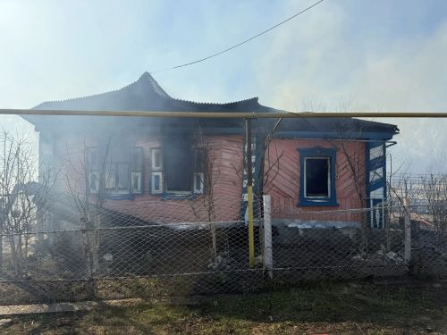 В поселке Карабаш при пожаре сгорели два жилых дома, две бани и хозпостройка