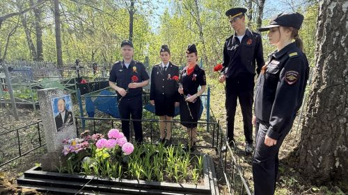 Полицейские Бугульмы посетили места захоронений сотрудников, погибших при выполнении служебных обязанностей