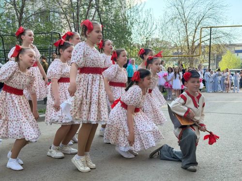 В Бугульме для ветерана организовали праздничный концерт у дома