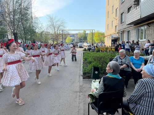 В Бугульме для ветерана организовали праздничный концерт у дома