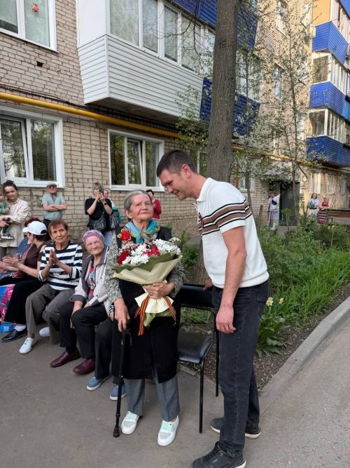 В Бугульме для ветерана организовали праздничный концерт у дома