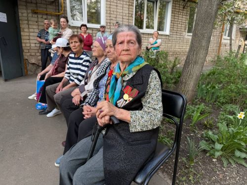 В Бугульме для ветерана организовали праздничный концерт у дома