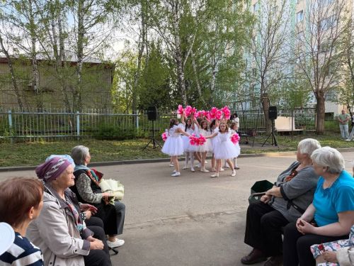 В Бугульме для ветерана организовали праздничный концерт у дома