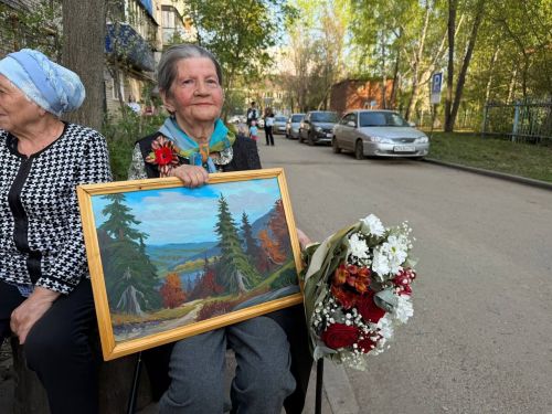 В Бугульме для ветерана организовали праздничный концерт у дома