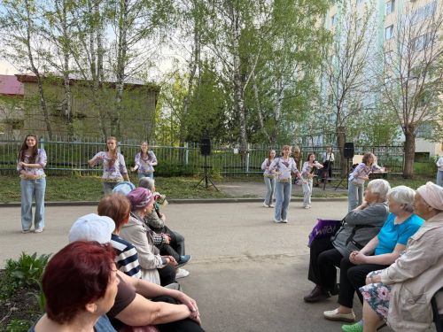 В Бугульме для ветерана организовали праздничный концерт у дома