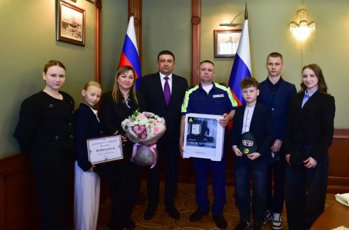 ‎В День защиты детей министр внутренних дел по Республике Татарстан генерал-лейтенант полиции Дамир Сатретдинов встретился с многодетной семьей сотрудника полиции