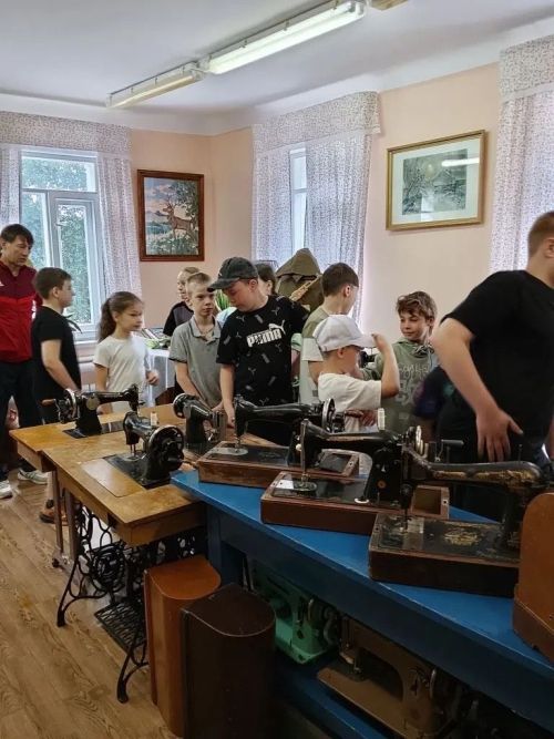 Юные дзюдоисты из пришкольного лагеря СШ «Юность» посетили музей швейного оборудования