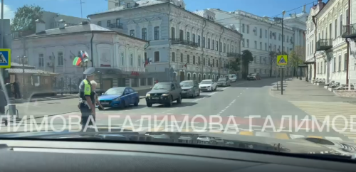 Сотрудник ДПС помог бабушке перейти дорогу во время саммита АСЕАН в Казани