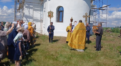 В возрождающемся храме в Татарстане встретили престольный праздник