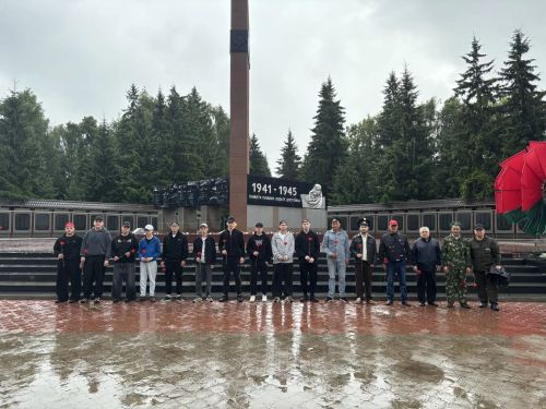 В День памяти и скорби бугульминские призывники перед отправкой возложили цветы к Вечному огню